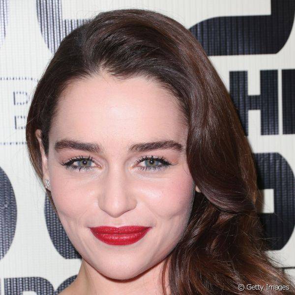 Emilia Clarke optou pelos cl?ssicos: batom vermelho e c?lios destacados com sombra clara de fundo